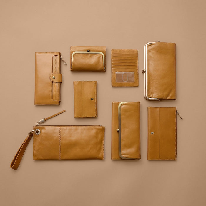 Vida Wristlet In Polished Leather - Natural