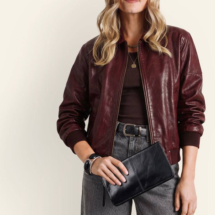 Evolve Wristlet In Polished Leather - Black