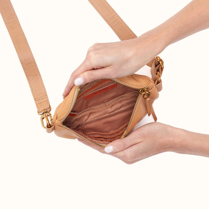 Fern Belt Bag In Pebbled Leather - Sandstorm
