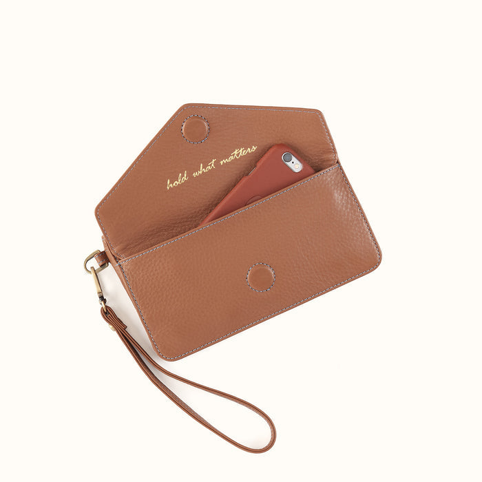 Goldie Wristlet In Pebbled Leather - Brown Sugar