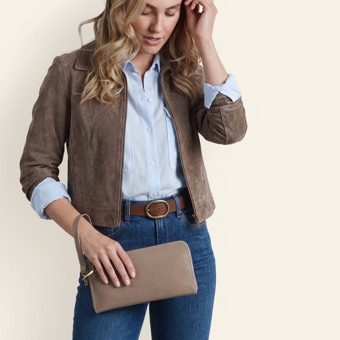 Jett Wristlet In Polished Leather - Woodsmoke