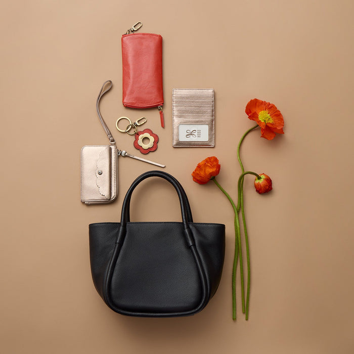 Tabby Card Wristlet In Metallic Leather - Cameo Quartz