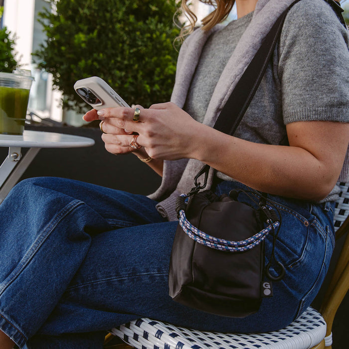 QUICK CINCH CROSSBODY in CaRefiber recycled nylon - Jet