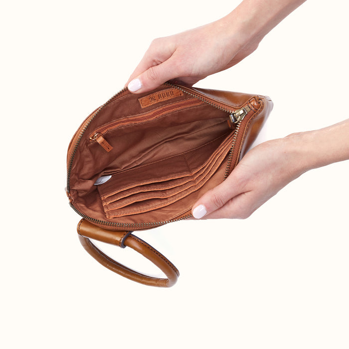 Sable Wristlet In Polished Leather - Truffle